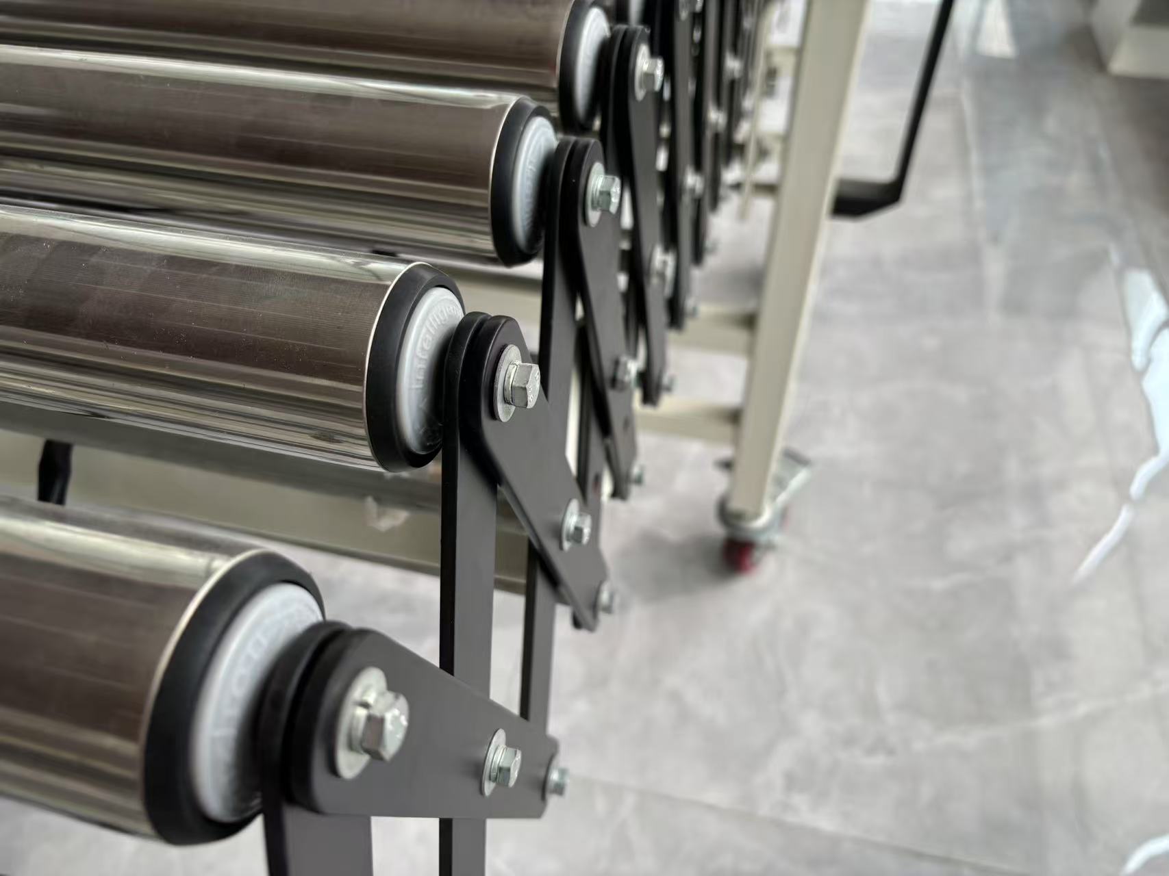 Esnek genişletilebilir silindir konvey&ouml;r silindiri sabitleme