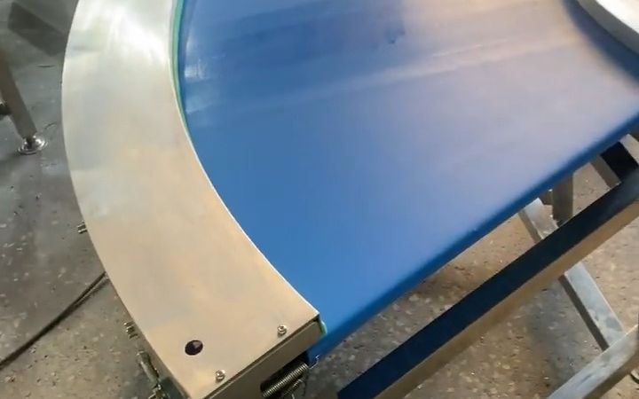 bı&ccedil;ak kenarlı kavisli bant konvey&ouml;r