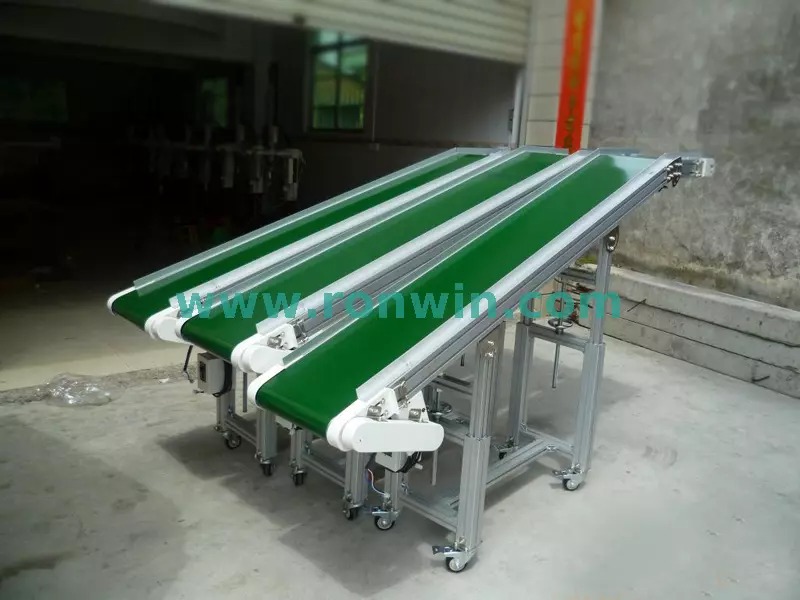 Eğimli bir bant konveyörü nedir ve nasıl çalışır?