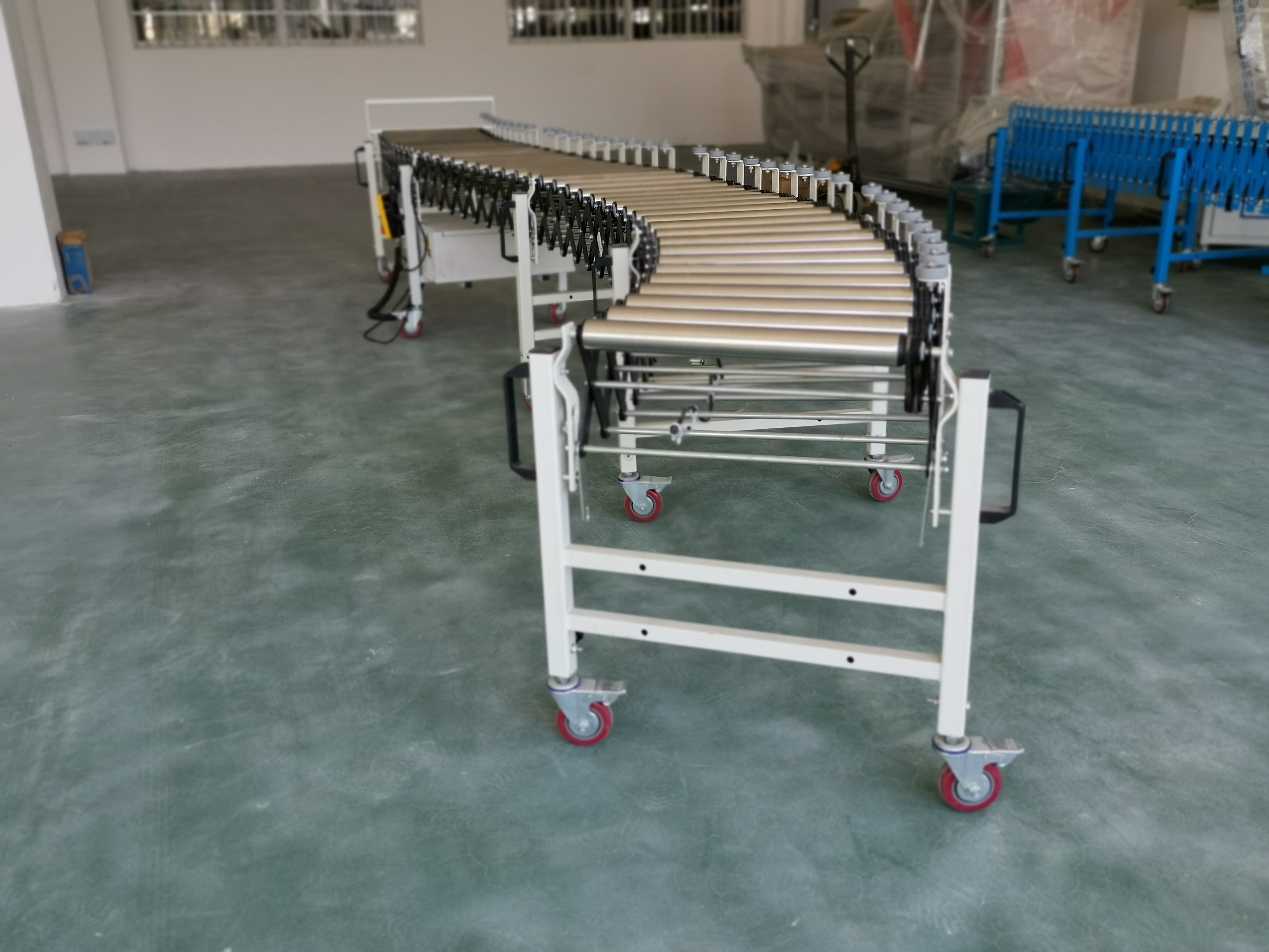 Yan koruma ile esnek silindir konvey&ouml;r