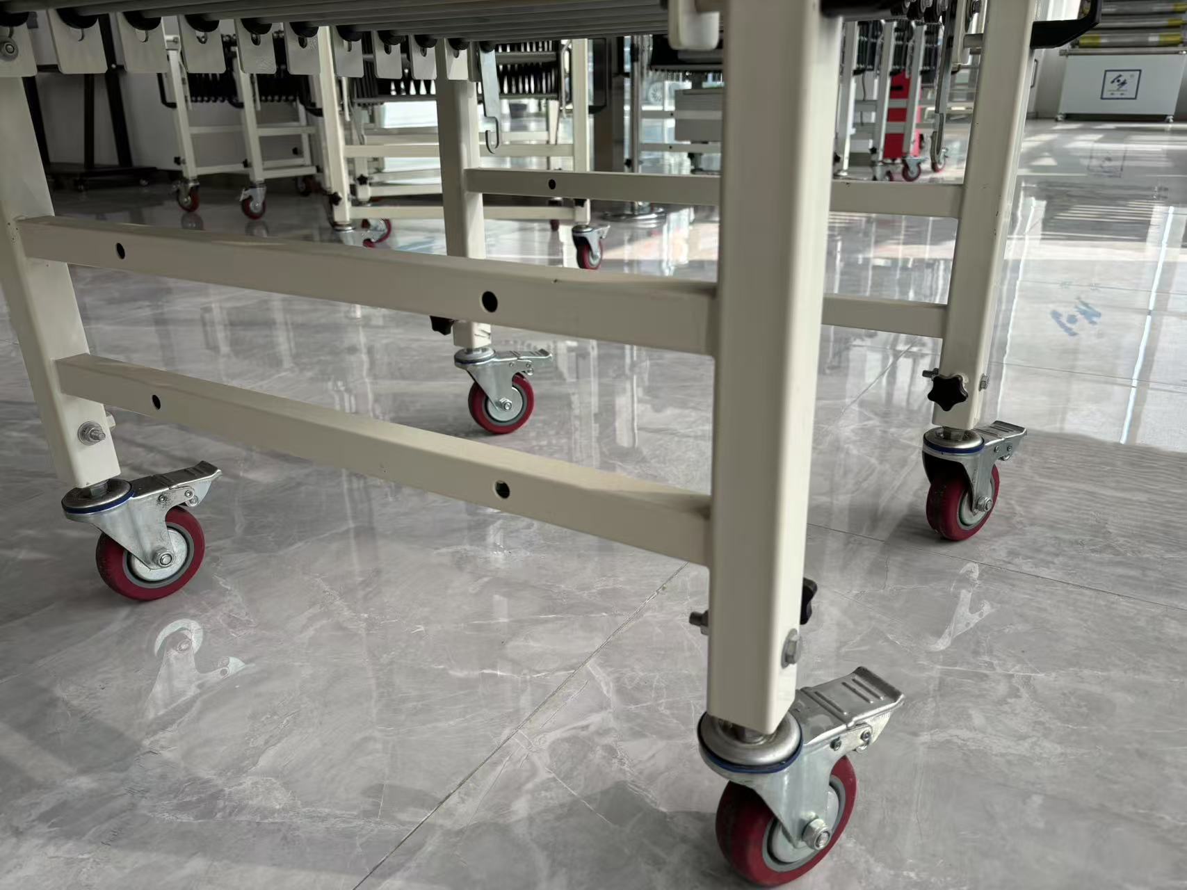 Hintli ile esnek genişletilebilir silindir konvey&ouml;r