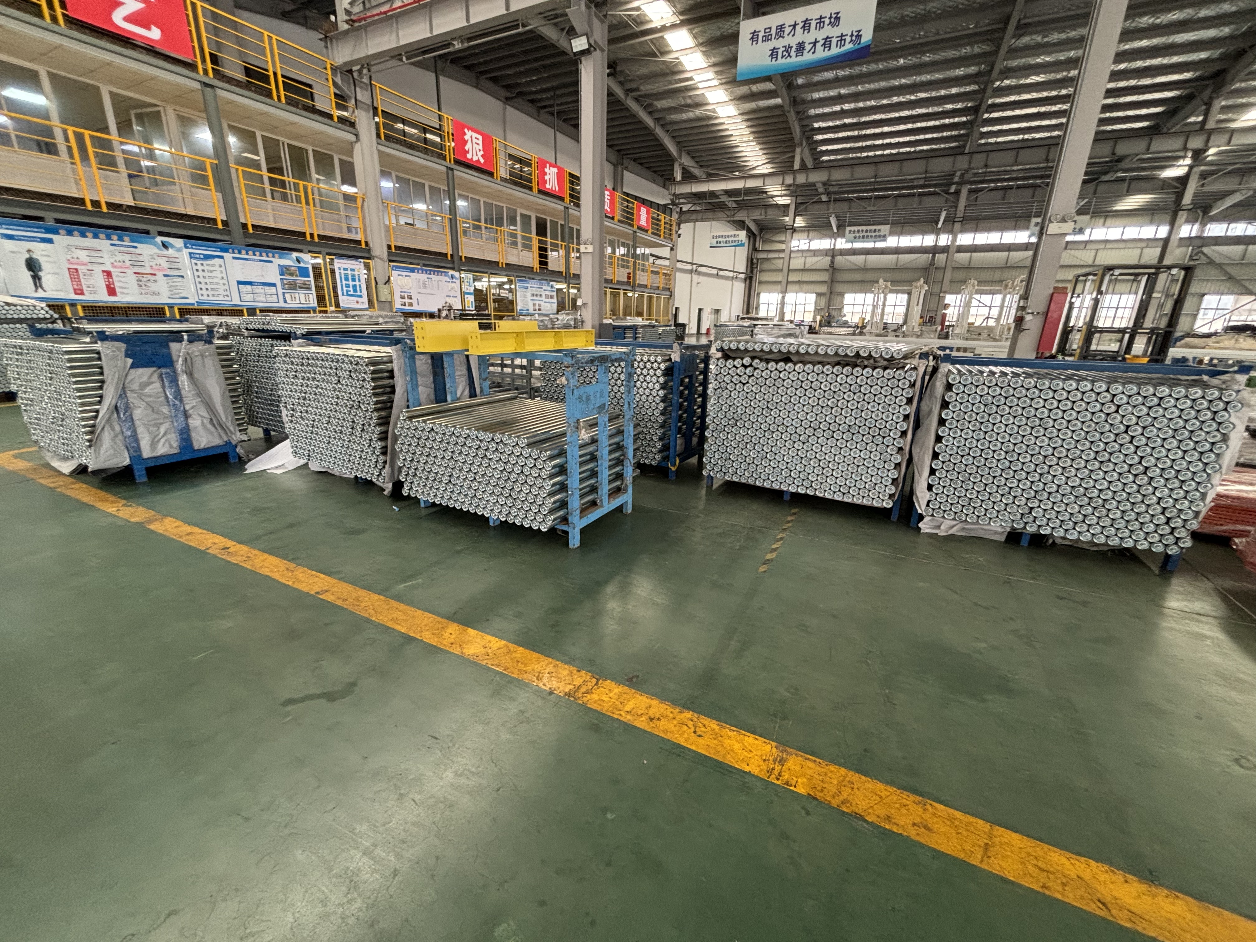 Palet akış rayı i&ccedil;in yer&ccedil;ekimi silindiri