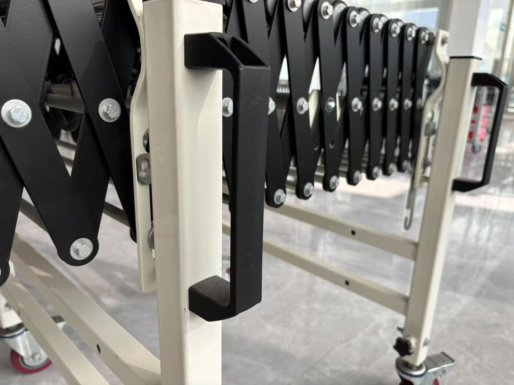 Esnek genişletilebilir roller konvey&ouml;r kolu