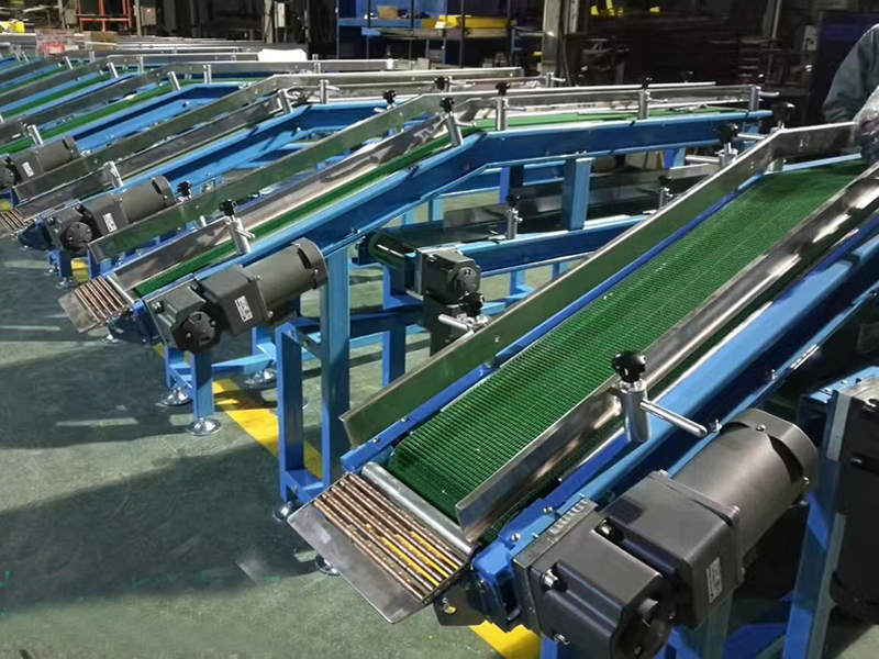 Eğimli bant konvey&ouml;r